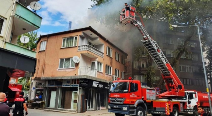 Bursa'da korkutan yangın! Apartman çatısı alev alev