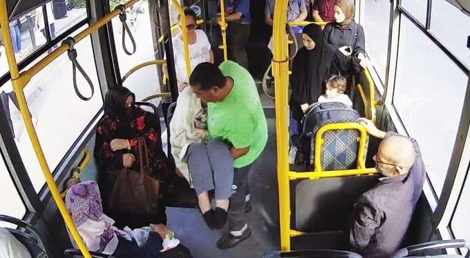 Durakta kalp krizi geçiren yaşlı kadının imdadına belediye otobüs şoförü yetişti