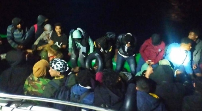 Ayvalık'ta Türk karasularına itilen 45 göçmen kurtarıldı