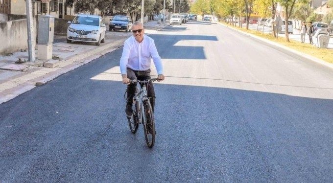 Karacabey'de asfaltlama işlemleri sürüyor! Başkan Özkan, yolları bisikletiyle test etti