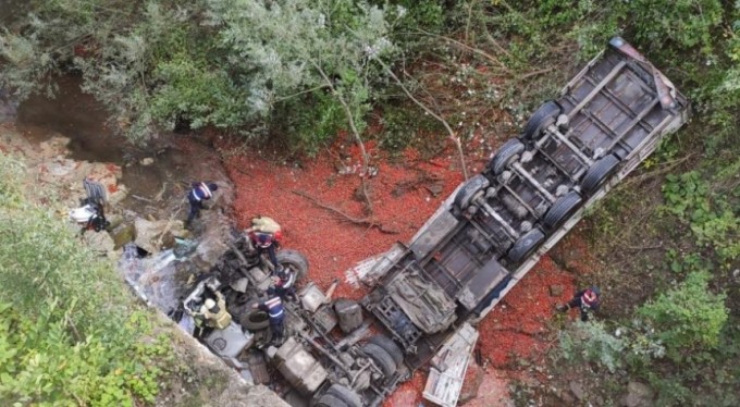 Bursa'da tır viyadükten dereye uçtu!1 ölü 1 ağır yaralı