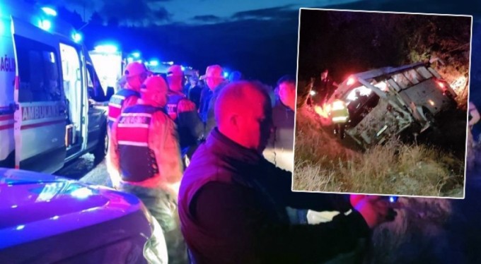 &nbsp;Bursa'dan cenazeye gidiyorlardı! Midibüs devrildi: 21 yaralı