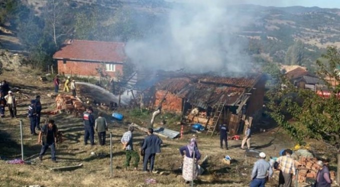 Bursa'da köy evi ve ahır küle döndü