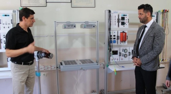 Okulun çatısına GES kurdular, elektrik satarak laboratuvar yaptılar