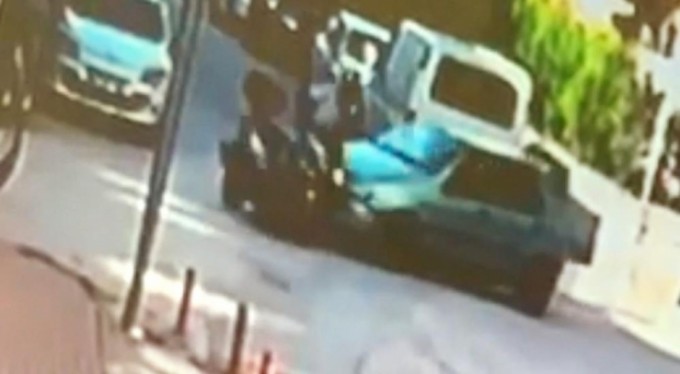 Bursa'da otomobil ile motosikletin kazası kamerada