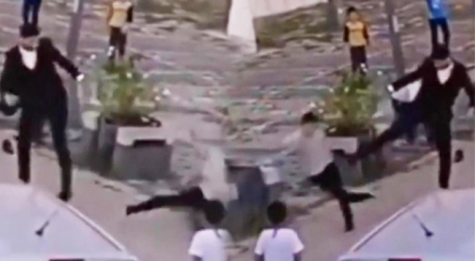 Pes dedirten görüntü! Düğün aracının önünü kesen çocukları böyle  tekmeledi