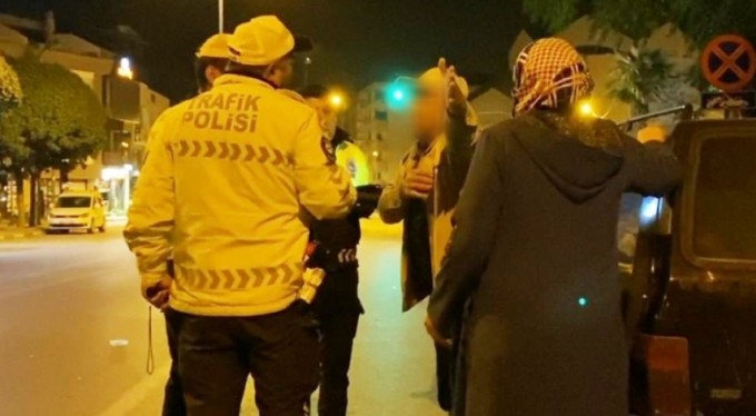 Bursa'da polisin sürücü ile imtihanı anbean kamerada! Polise işini öğretmeye kalkınca...
