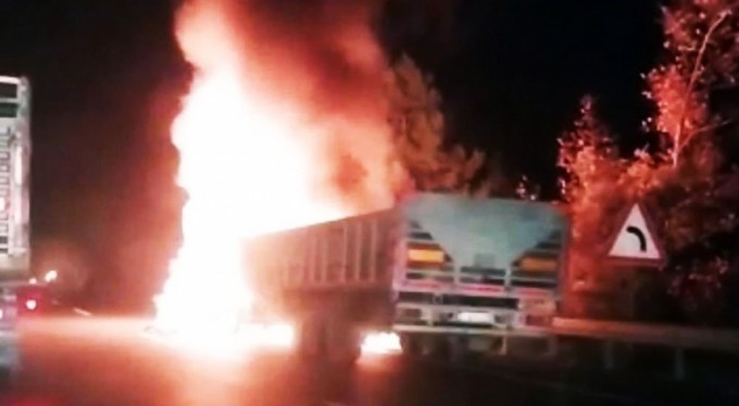 Bursa'da seyir halindeki tır alev alev yandı