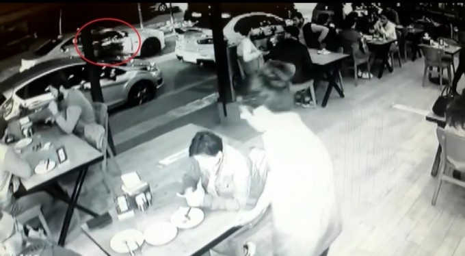 Bursa'da motokuryenin kaza anı kamerada! Otomobilin kapısını bir anda açınca...