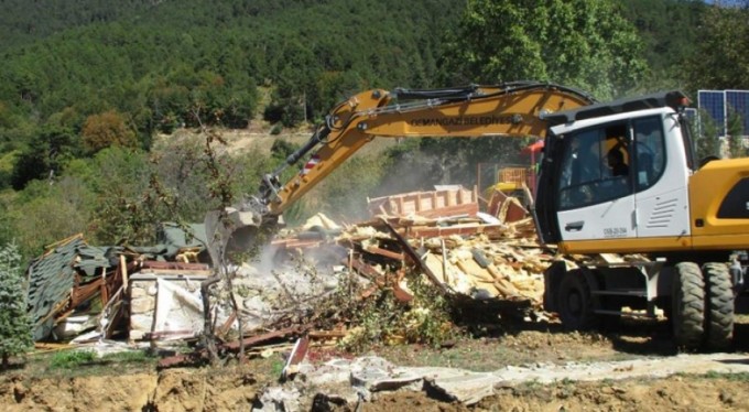 Osmangazi'de orman arazisindeki kaçak ev yıkıldı