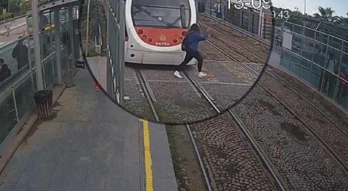 Az kalsın 60 tonluk trenin altında kalıyordu! O mucize kurtuluş kamerada