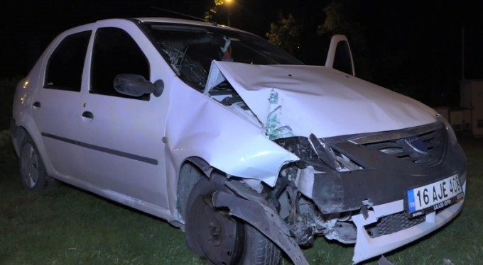 Bursa'da kontrolden çıkan araç bariyerlere çarptı