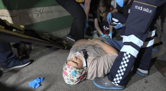 Bursa'da ambulans yaşlı kadına çarptı, ilk müdahaleyi sağlıkçılar yaptı