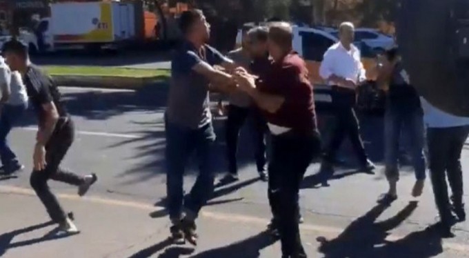 Park halindeki otomobile çarptı, meydan dayağı yedi