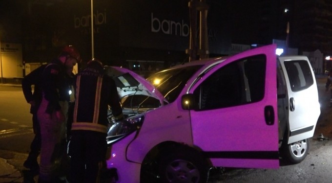 Kontrolden çıkan otomobil refüje çarptı: 1 yaralı