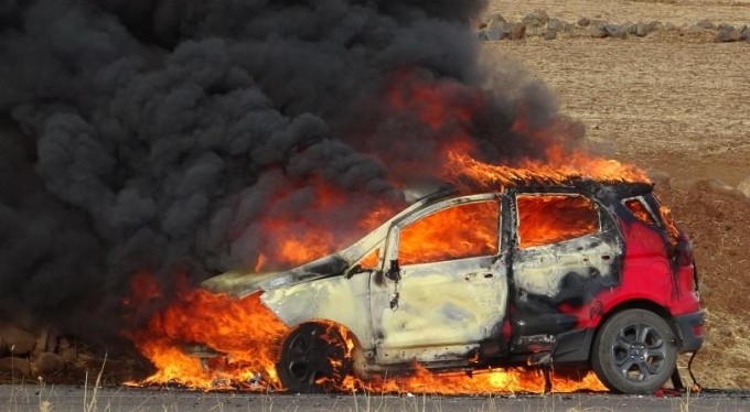 Seyir halindeki otomobil alev alev! Sürücü son anda kurtuldu