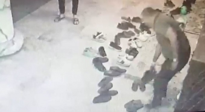 Terlikle geldiği camiden 3 bin liralık ayakkabı ile ayrıldı