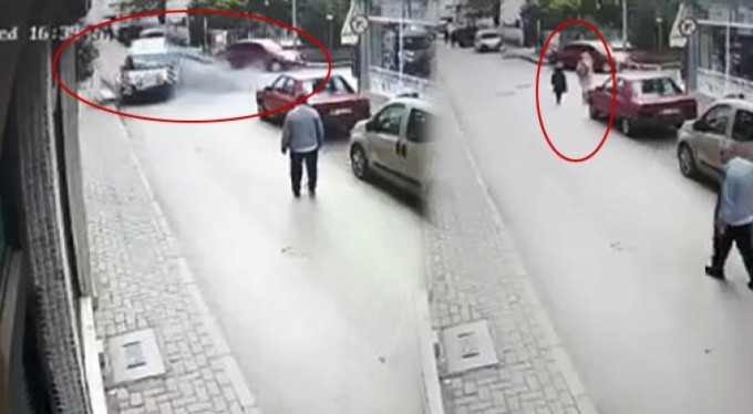 Bursa'da anne ile kızı ölümle burun buruna geldi! O anlar saniye saniye kamerada