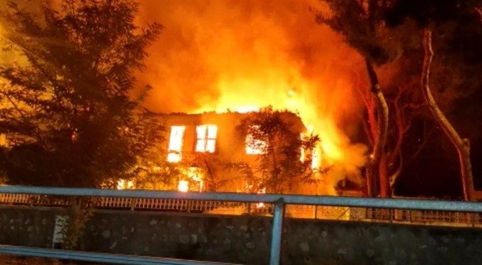 2 katlı bina alev alev yandı! Canlarını zor kurtardılar