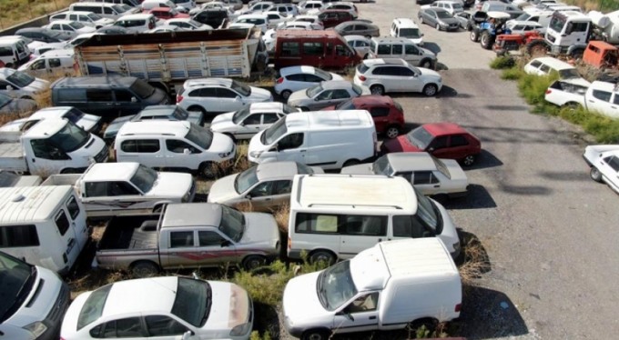 Yediemin otoparkında servet yatıyor! Otların arasında kayboldular