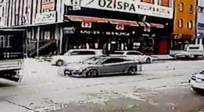 Bursa'da sara nöbeti geçiren sürücü park halindeki araçlara çarptı