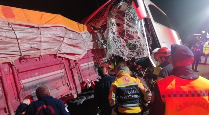 Yolcu otobüsü ile kamyon çarpıştı: 2 ölü, 20 kişi yaralandı