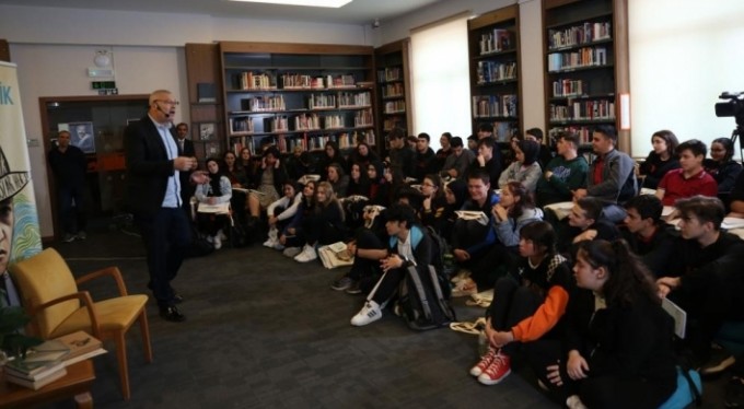 Levent Üzümcü'den öğrencilere: Kendini seven insan okumalıdır