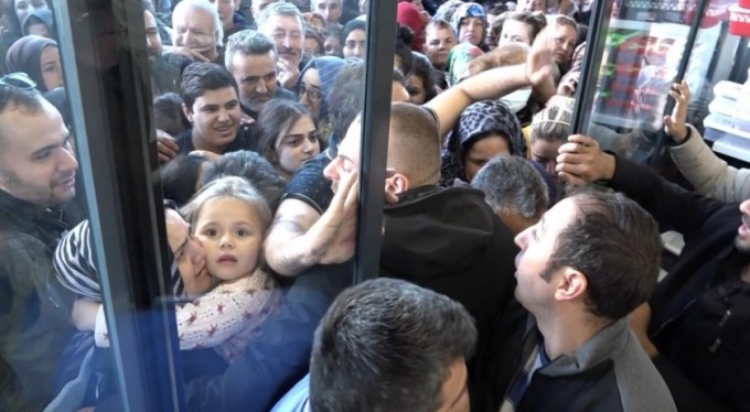 Bursa'da 'pes' dedirten alışveriş çılgınlığı! Birbirlerini ezdiler