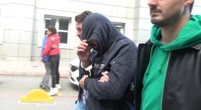 Bursa'da polisi gören hırsız balkondan atladı!