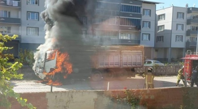 Bursa'da park halindeki kamyon alev alev