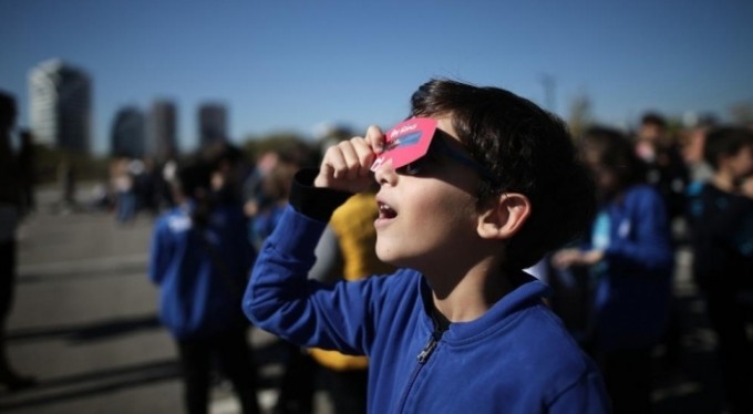 Bursa'da yüzlerce öğrenci güneş tutulması izledi