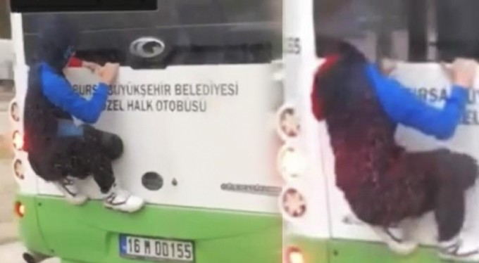 Bursa'da otobüse asılan örümcek çocuk kameraya yansıdı