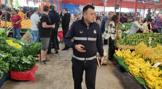 Işıkla tüketiciyi aldatıyorlardı...Bursa'da pazarcılara şok baskın