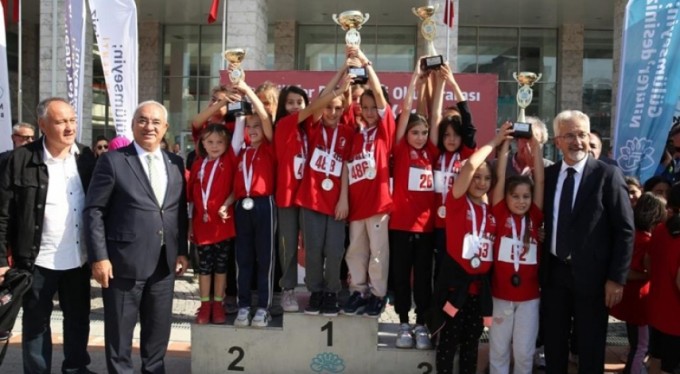 Bursa'da bin 250 öğrenci Cumhuriyet için koştu