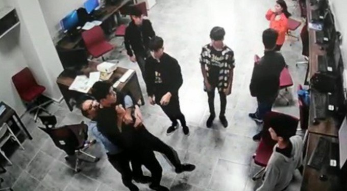 Öğretmenden hayat kurtaran müdahale! Boğazına şeker kaçan öğrenciyi...