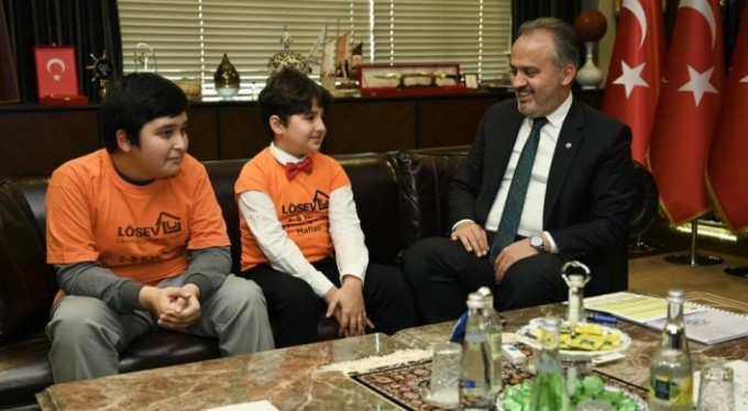 Başkan Aktaş'ın özel konukları lösemiyi yenen 4 küçük kahraman oldu