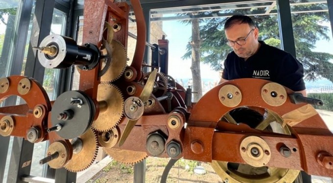 Tophane'de zaman tıkır tıkır işliyor! 30 yıldır çalışmayan saat. 500 parçası tek tek sökülerek tamir edildi