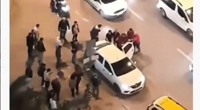 Bursa'da kaza sonucu meydana gelen kavga kameralara yansıdı