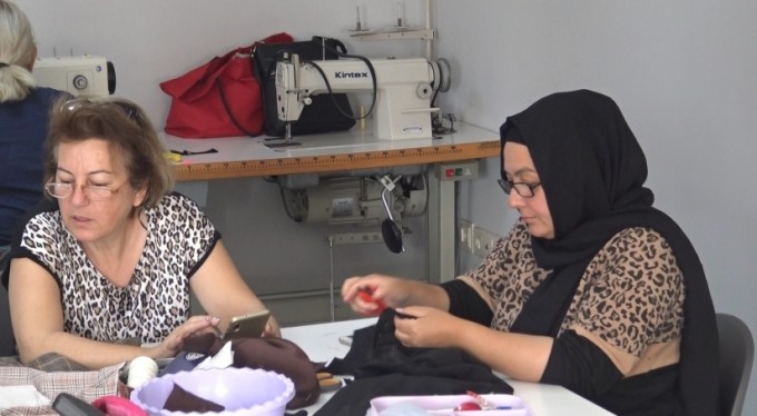 Bursa'da kadınlar hem meslek öğreniyor, hem gelir elde ediyor