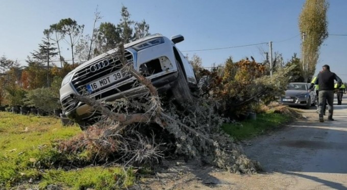 Bursa'da bisikletli yaşlı adama çarpan cip, askıda kaldı
