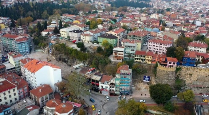 Bursa'da binalar yıkılıyor, tarihi surlar ortaya çıkıyor! Osmangazi Hisar, eski ihtişamına kavuşacak