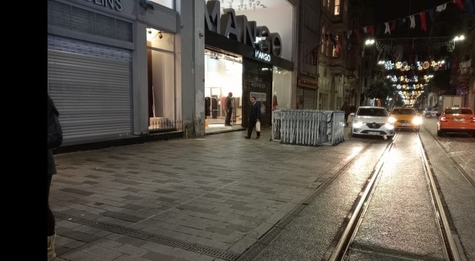Patlamadan dolayı kapatılan Taksim Meydanı ve İstiklal Caddesi yaya ve araç trafiğine açıldı