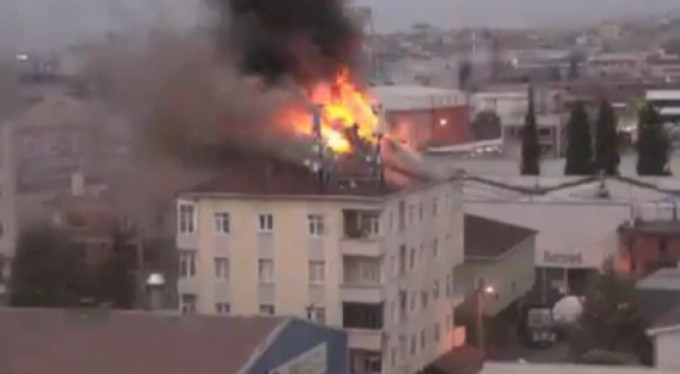Çatı yangını: Bina sakinleri tahliye edildi