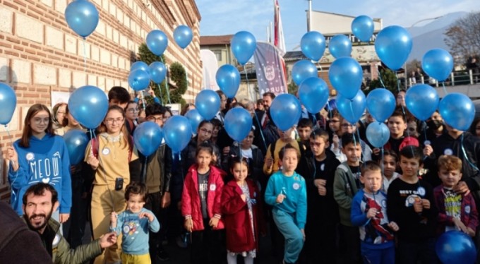 Mavi balonlar 'diyabet için' gökyüzünde