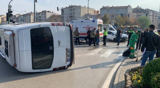 Bursa'da otomobilin çarptığı minibüs devrildi