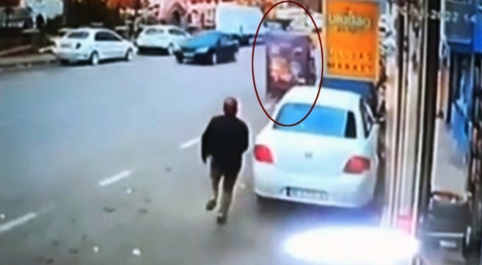 Lodos Bursa'yı yine esir aldı! Uçan dolap...