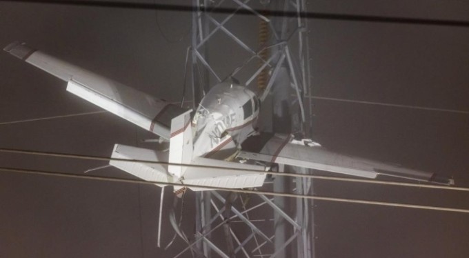 ABD'de uçak elektrik direğine saplandı: 2 yaralı