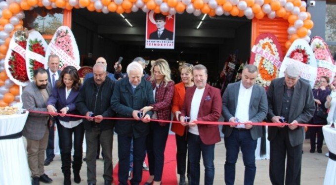 Bursa'da iki kadından örnek girişim! Lastik servisi açtılar