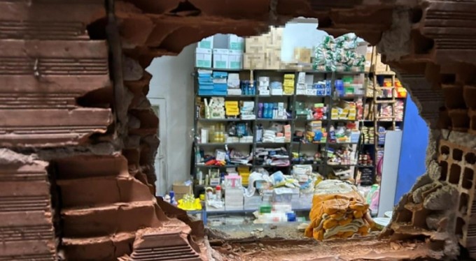 Duvarı delip hırsızlık yaptılar! Delil bırakmamak için güvenlik kamerasını da çaldılar