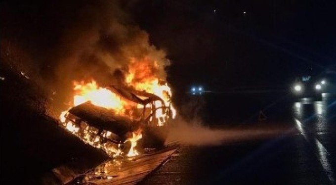 Bursa'da seyir halindeki otomobil alev alev yandı